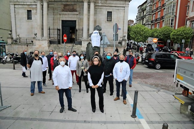 El monumento de La Quesera, ubicado en el número 11 de la calle Los Escalantes de Santander, ha sido el lugar escogido para homenajear a los hosteleros de la región en el Día de la Hostelería.