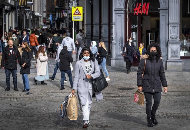 Los compradores caminan en el centro de Ámsterdam, Países Bajos, el 11 de octubre de 2020. EFE/EPA/RAMON VAN FLYMEN