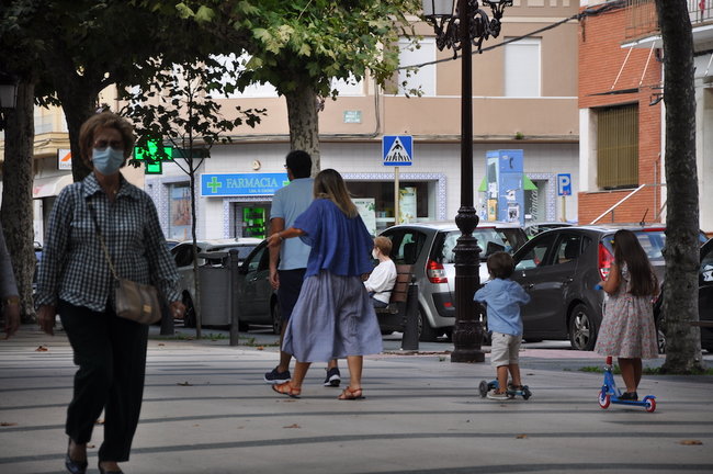Varias personas pasean por la Avenida de España, Torrelavega. / S.D.