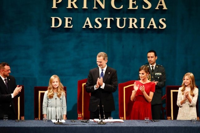 El presidente del Principado, Adrián Barbón, el Rey Felipe VI, la Reina Letizia y la Infanta Sofía ovacionan a la Princesa Leonor tras su discurso en la ceremonia de entrega de los Premios Princesa de Asturias 2019.