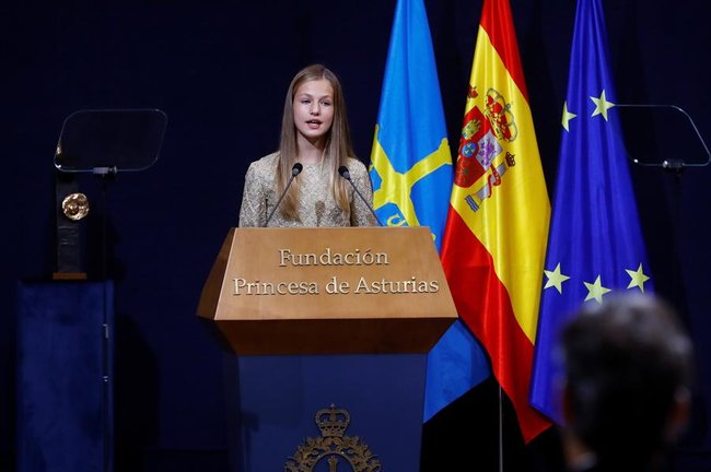 La princesa Leonor pronuncia un discurso durante la ceremonia de entrega de los Premios Princesa de Asturias celebrados este viernes en Oviedo. EFE/Ballesteros POOL