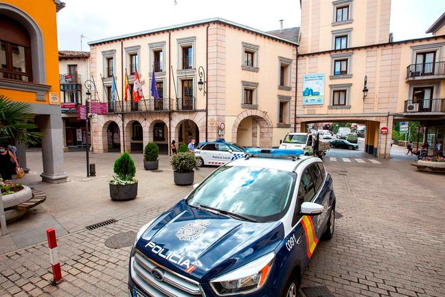 Un coche de Policía estacionado en una plaza de Aranda de Duero. EFE/ Paco Santamaria/Archivo