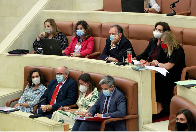 La bancada socialista en una sesión en el Parlamento de Cantabria. / HARDY