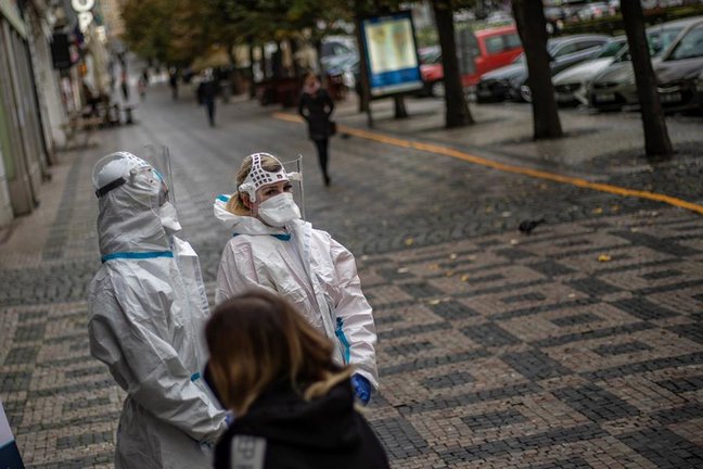 Dos sanitarios esperan la llegada de pacientes para someterles a un test de coronavirus en la plaza Wenceslas, en Praga. EFE/EPA/MARTIN DIVISEK