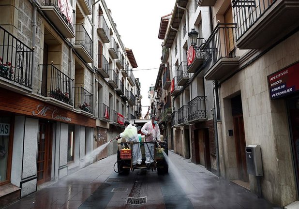Operarios desinfectan las calles para contener la pandemia del coronavirus. EFE/Jesús Diges/Archivo