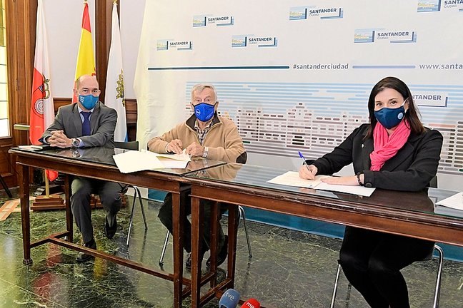 La alcaldesa de Santander, Gema Igual, y el presidente de la asociación Banco de Alimentos de Cantabria, Francisco del Pozo durante la firma del convenio. / ALERTA