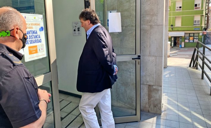 El alcalde de Santa María de Cayón, Gastón Gómez, a su llegada a los juzgados el pasado mes de septiembre. / Hardy