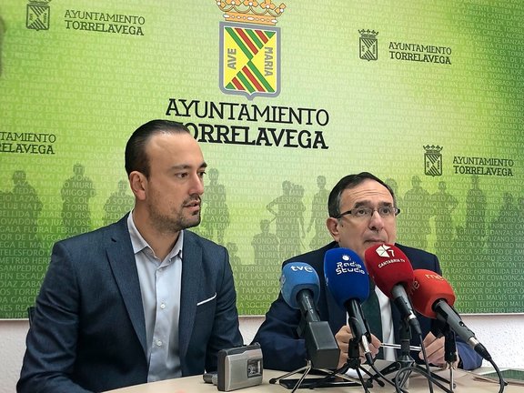 El alcalde de Torrelavega, Javier López Estrada y el socialista José Manuel Cruz Viadero. / aLERTA / ARCHIVO