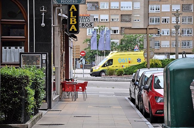 Una ambulancia a gran velocidad pasa por la rotonda Plaza de Galicia en Torrelavega. / S.D.