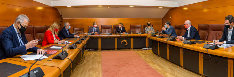 El Gobierno de Cantabria se reúne con los portavoces de los grupos parlamentarios para informar de los proyectos que presentará Cantabria para optar a los fondos europeos. / ALERTA