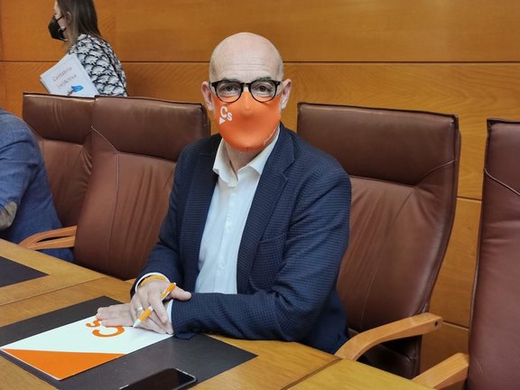 El portavoz de Ciudadanos (Cs) en el Parlamento de Cantabria, Félix Álvarez se reúne con los portavoces para los fondos europeos. / ALERTA