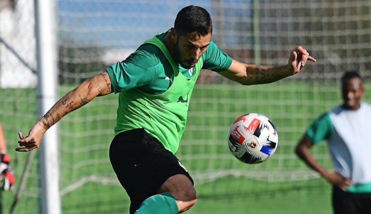 Álvaro Cejudo golpea un balón durante el entrenamiento de ayer en las instalaciones Nando Yosu. / hardy