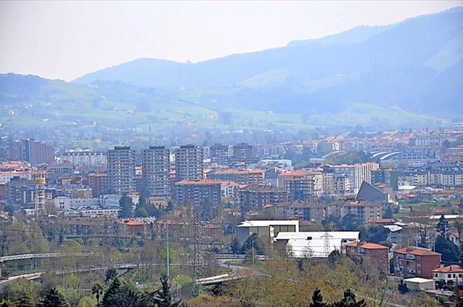 Vista de la capital del Besaya desde el Hospital Sierrallana. / S.D.