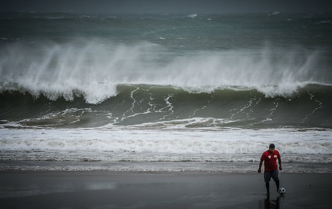 Un joven en la playa del Sardinero, Santander. / HARDY