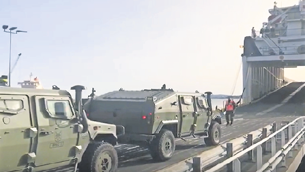 Vehículos militares en el puerto de la capital cántabra. / e. p.
