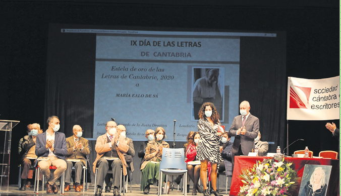 La hija de María Ealo recibe el galardón concedido a su madre. / Alerta