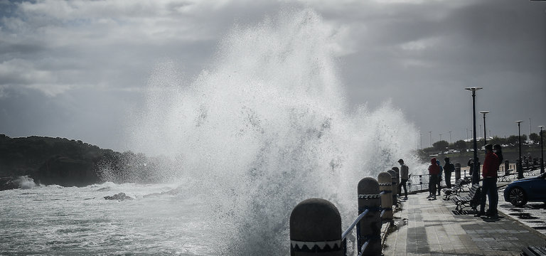 Vista de una ola rompiendo en el paseo marítimo de la playa del Sardinero. / HARDY