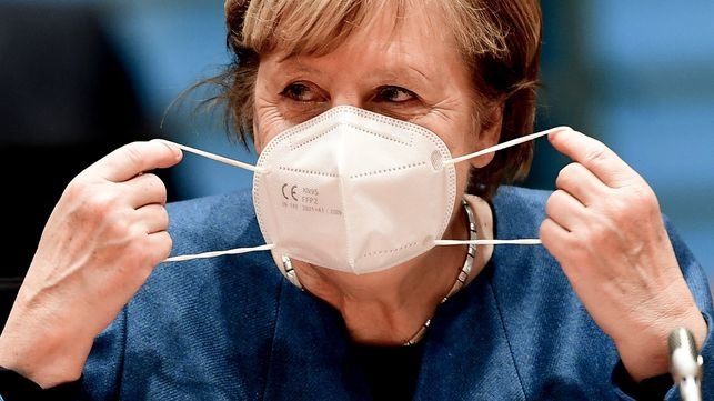 La canciller alemana, Angela Merkel, se pone la mascarilla.FILIP SINGER / POOL / EF