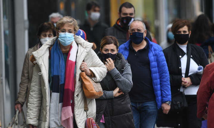 Varias personas con mascarilla circulan por la ciudad de Santander, que en estos momentos es una zona con riesgo extremo. / ALERTA