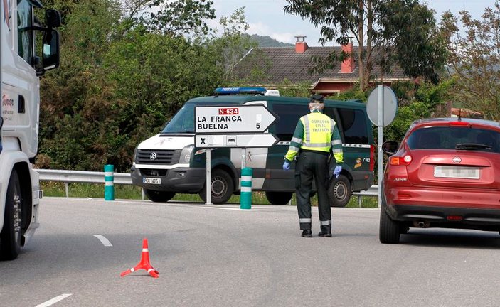 La Guardia Civil de Tráfico realiza un control en la localidad de La Franca. EFE/Juan González/Archivo