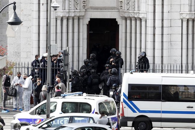 Agentes de la policía francesa se paran en la entrada de la iglesia Basílica de Notre Dame en Niza, Francia, el 29 de octubre de 2020, luego de un ataque con cuchillo.EFE / EPA / SEBASTIEN NOGIER