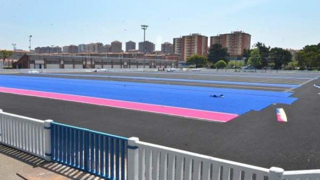 Instalación del césped del campo de hockey de La Albericia. / ALERTA