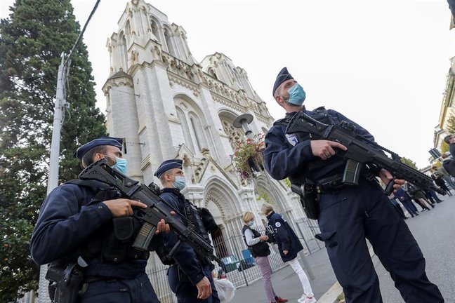 Police officers stand near Notre Dame church, where a knife attack took place, in Nice, France, 29 October 2020. According to recent reports, at least three people are reported to have died in what officials treat as a terror attack. The attack comes less than a month after the beheading of a French middle school teacher in Paris on 16 October. (Atentado, Francia, Niza) EFE/EPA/ERIC GAILLARD / POOL MAXPPP OUT