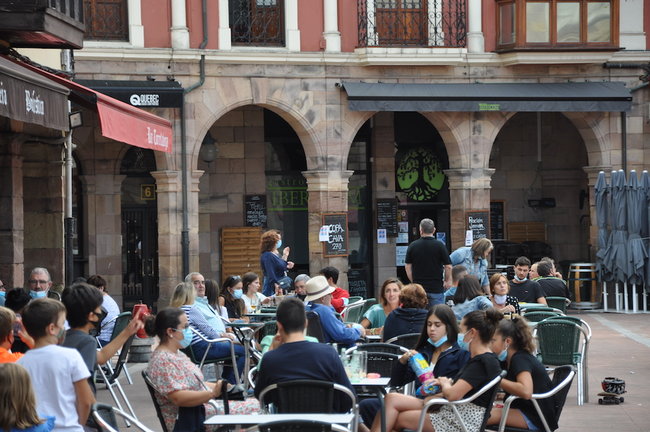 Varias personas en una terraza en la Plaza Roja en Torrelavega. / S.D.