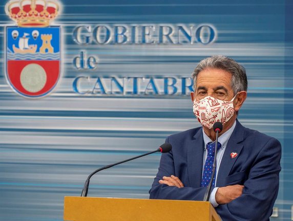 El presidente de Cantabria, Miguel Ángel Revilla, ha anunciado este jueves que la comunidad autónoma estará cerrada perimetralmente desde esta medianoche hasta el 9 de noviembre por la &#34;grave&#34; evolución de los casos de coronavirus en la región. EFE/ROMÁN G. AGUILERA