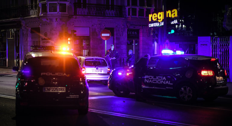 Una patrulla de policía nacional revisa a un ciudadano que circula por la ciudad de Santander durante el toque de queda. / HARDY