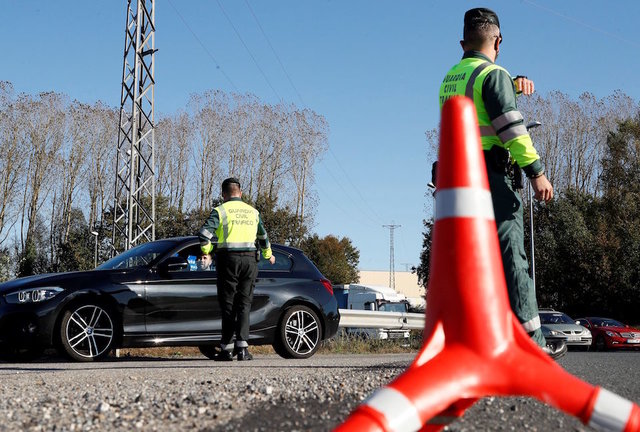 Agentes de la Guardia Civil realizan controles de tráfico en la entrada a Lugo. / EFE