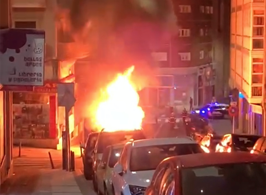 Un contenedor ardiendo en las calles de Santander durante los disturbios. / ALERTA