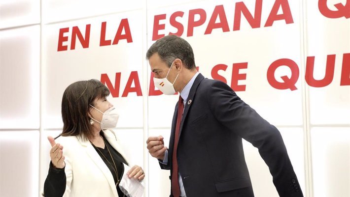 El secretario general del PSOE y presidente del Gobierno, Pedro Sánchez; habla con la presidenta del PSOE, Cristina Narbona. - Psoe - Archivo