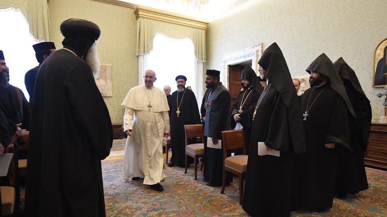El Papa es recibido por un grupo de ortodoxos. / ARCHIVO