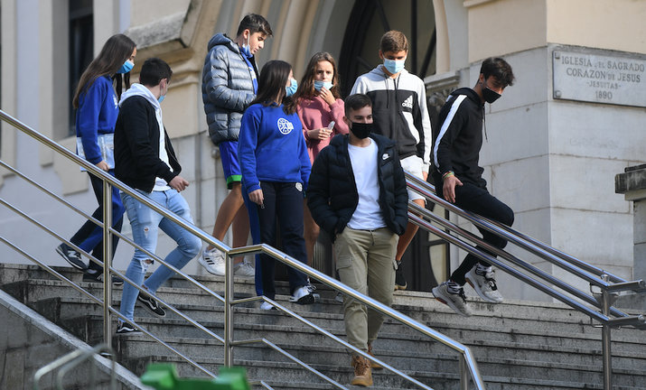 Varios alumnos de secundaria salen del Instituto Santa Clara en Santander tras sus clases. / HARDY