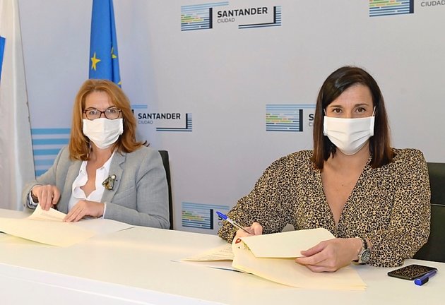 Mercedes del Hoyo y Gema Igual firmando el convenio. / ALERTA