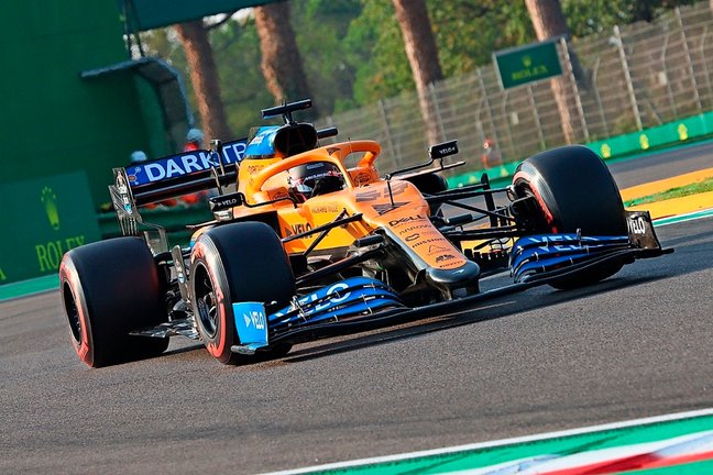 Carlos Sainz, a los mandos de su McLaren, durante los entrenamientos de ayer en el circuito italiano de Imola. / EFE