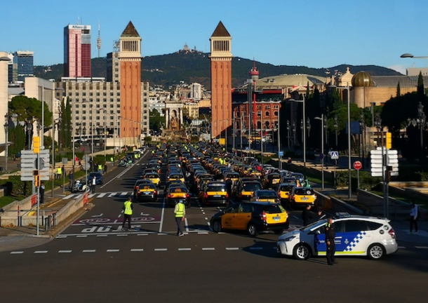 Centenares de taxis en la avenida Reina Maria Cristina de Barcelona. / EUROPA PRESS
