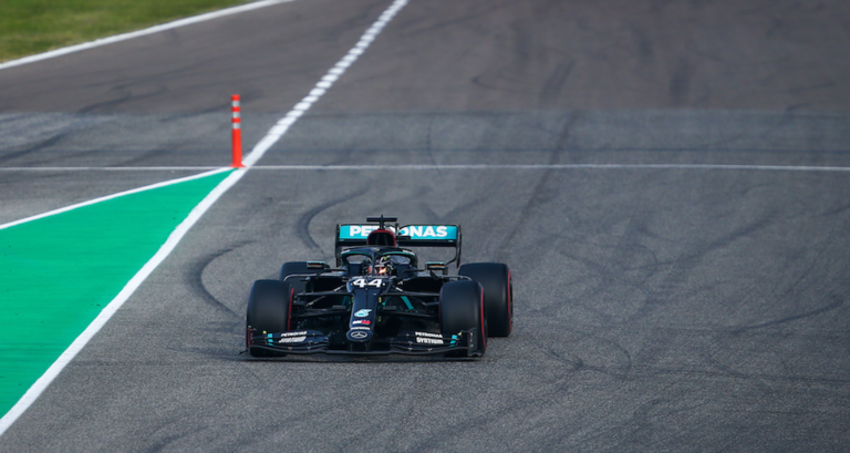 Lewis Hamilton lidera la prueba en el trazado de Ímola. / EUROPA PRESS