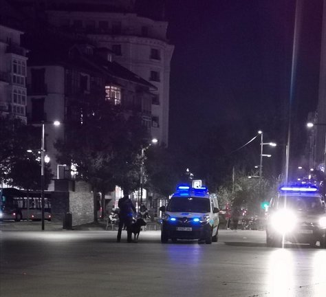 Agentes de policía por las calles de Santander. / ALERTA