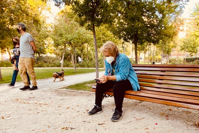 Una pensionista disfruta de una parque público. / EUROPA PRESS