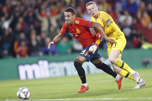 Rodrigo Moreno intenta marcar agarrado por Pickford durante un España - Inglaterra. / EUROPA PRESS