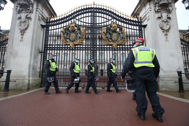 Despliegue policial frente al Palacio de Buckingham. / EUROPA PRESS