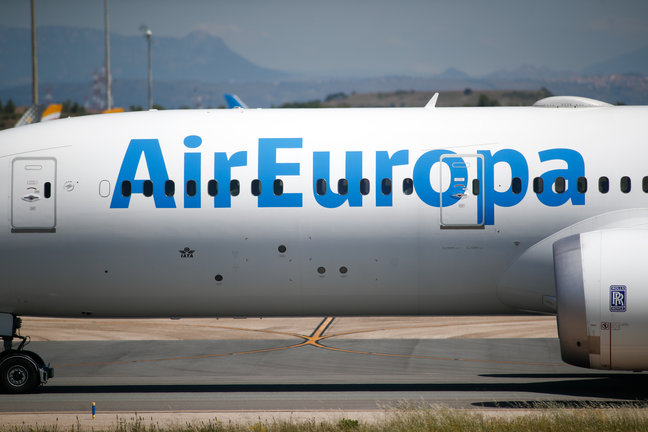 Un avión de Air Europa en la pista en la terminal 4 del aeropuerto Adolfo Suárez Madrid Barajas. / EUROPA PRESS
