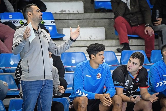 Víctor Montesinos, entrenador del Sinfín, lamentándose en el banquillo. / ALERTA