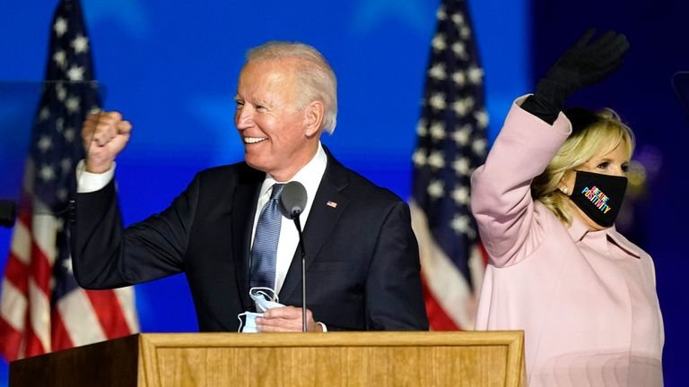 El candidato demócrata a la Presidencia de EE.UU., Joe Biden (i), junto a su esposa,. Jill Biden, en el Chase Center de Wilmington, Delaware, el 3 de noviembre de 2020. EFE/Kevin Dietsch