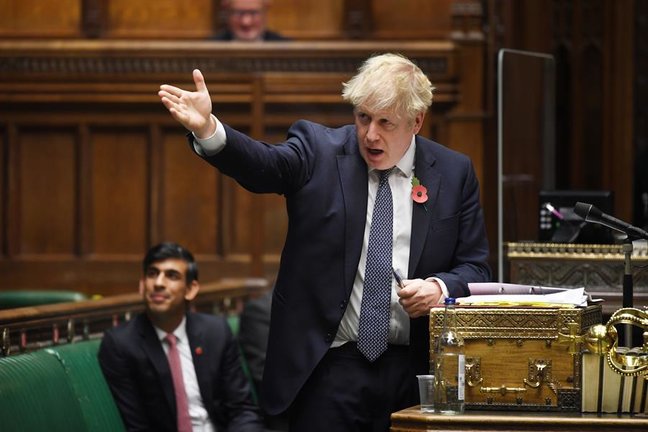 Una foto del folleto facilitada por el Parlamento del Reino Unido muestra al primer ministro británico, Boris Johnson, hablando durante las preguntas del primer ministro (PMQ) en la Cámara de los Comunes del Parlamento en Londres, Gran Bretaña, el 4 de noviembre de 2020. EFE/ JESSICA TAYLOR