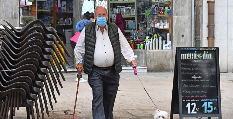 Un hombre pasea a su mascota por por la calle Burgos en Santander. / Hardy