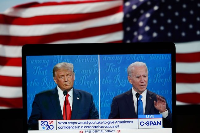 Donald Trump y Joe Biden en el segundo debate electoral. / E. P.