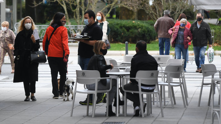 Varias personas en una terraza en la ciudad de Santander. / HARDY